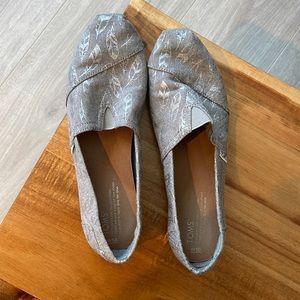 GUC Toms- Gray with sliver leaf embellishments Size 10